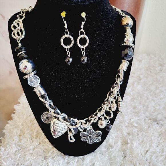 New! Boutique item matching necklace with earrings - Picture 1 of 6